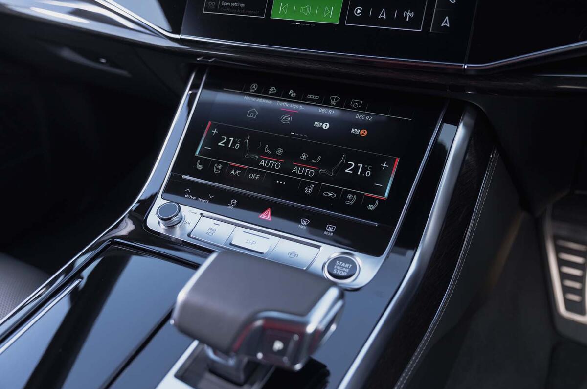 Audi Q7 interior climate control screens