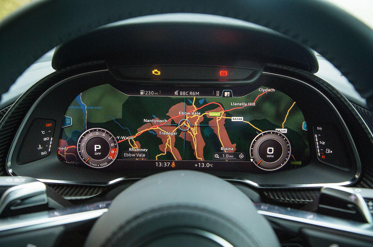 Alternative view of the Audi R8's digital instrument