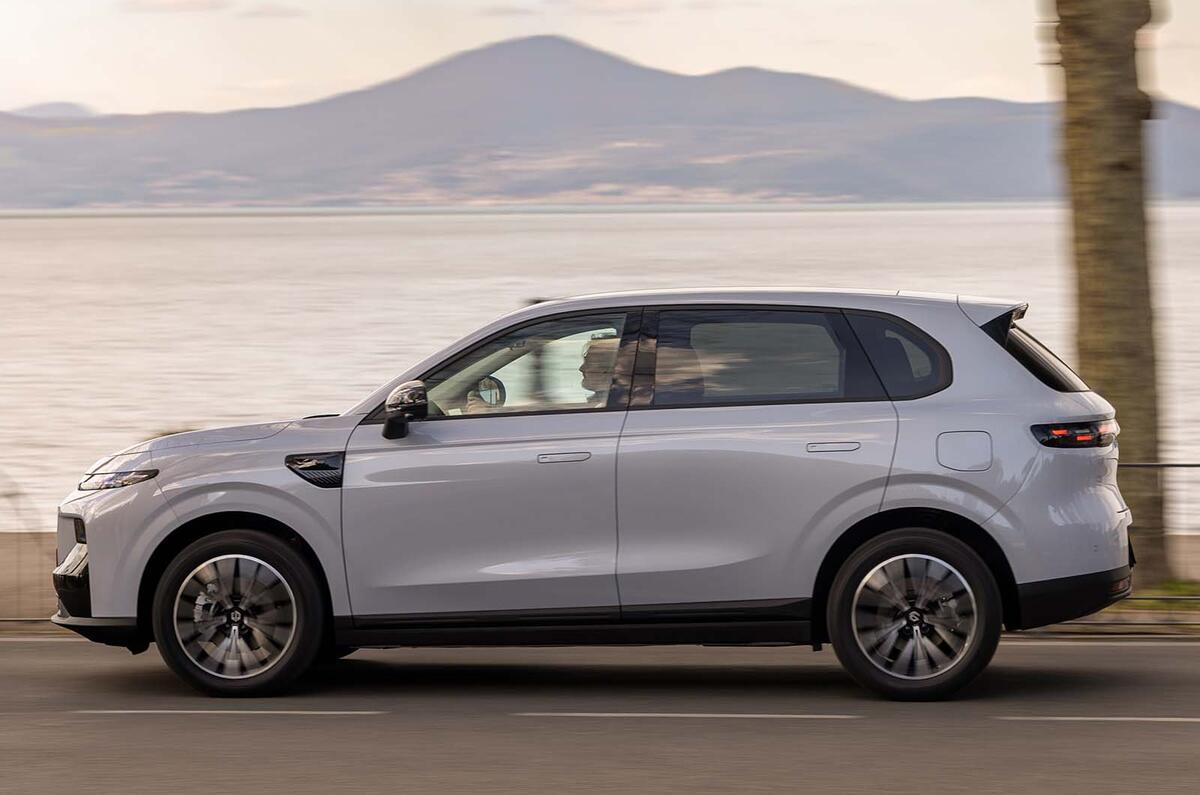 B10 Hybrid EV Galaxy Silber (43)