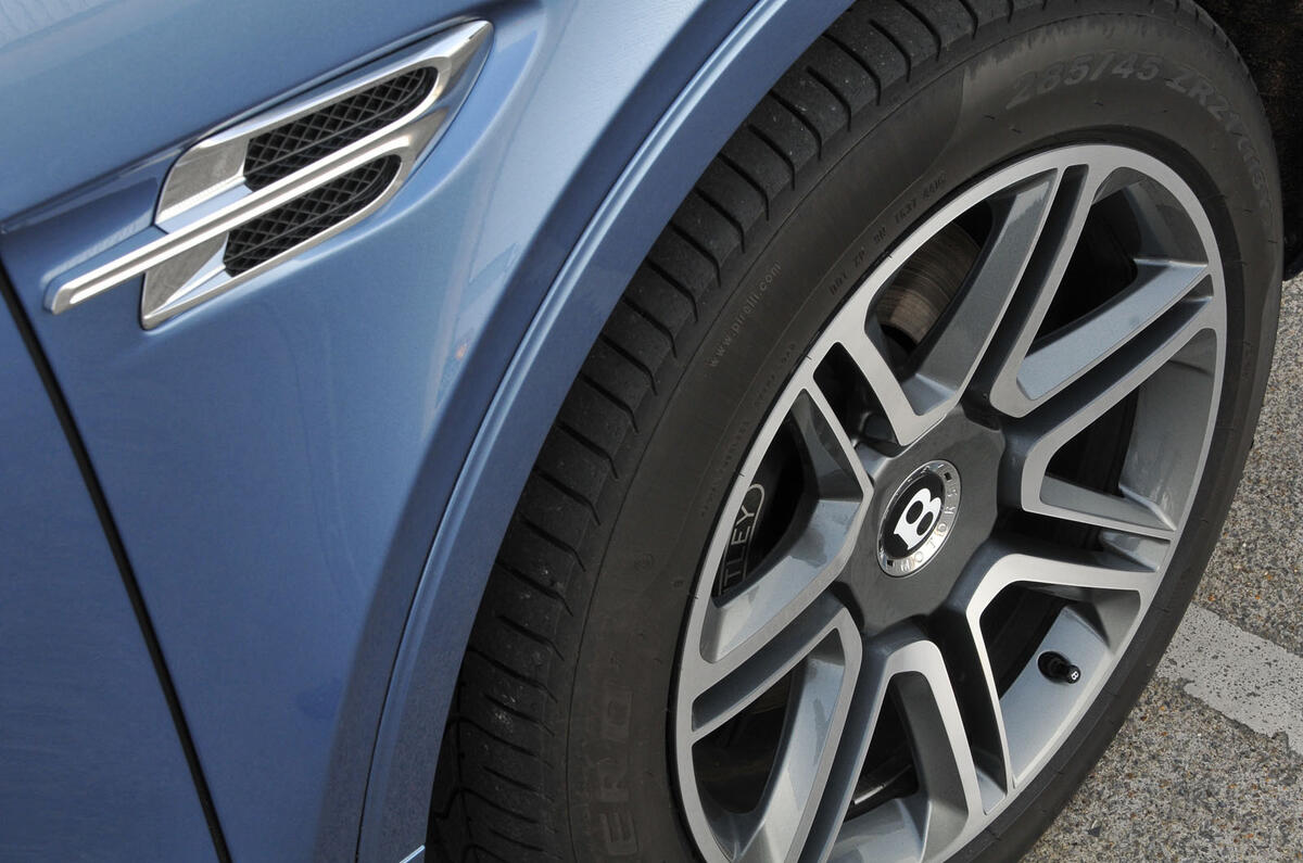 Bentley Bentayga Diesel wheel arch