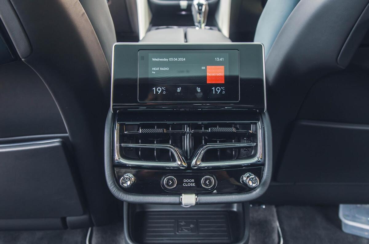 bentley bentayga mulliner ewb review 202418 rear controls