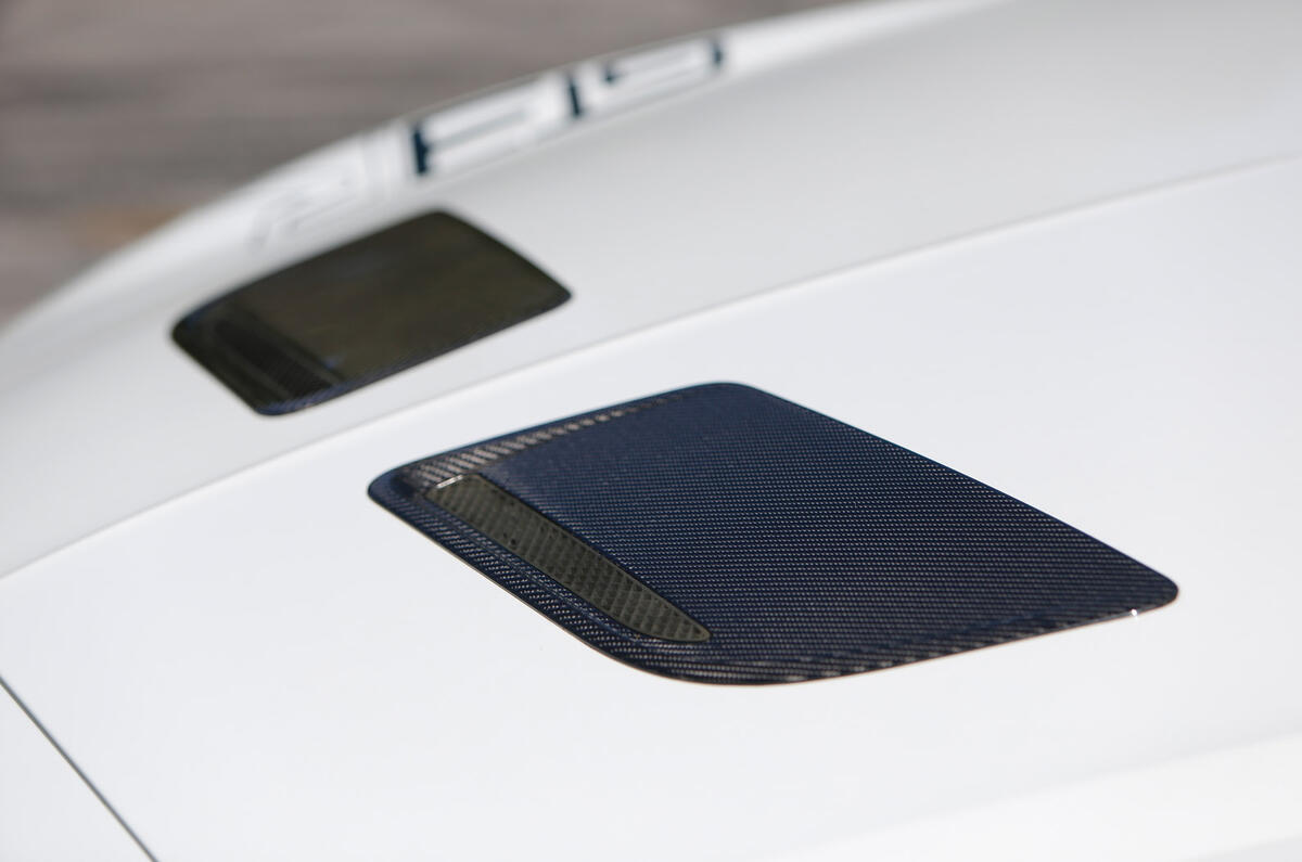 Bonnet scoops on the Continental GT3-R