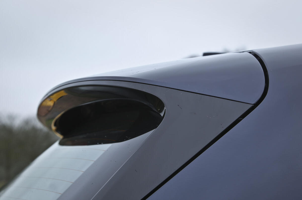 BMW 2 Series Active Tourer's roof spoiler