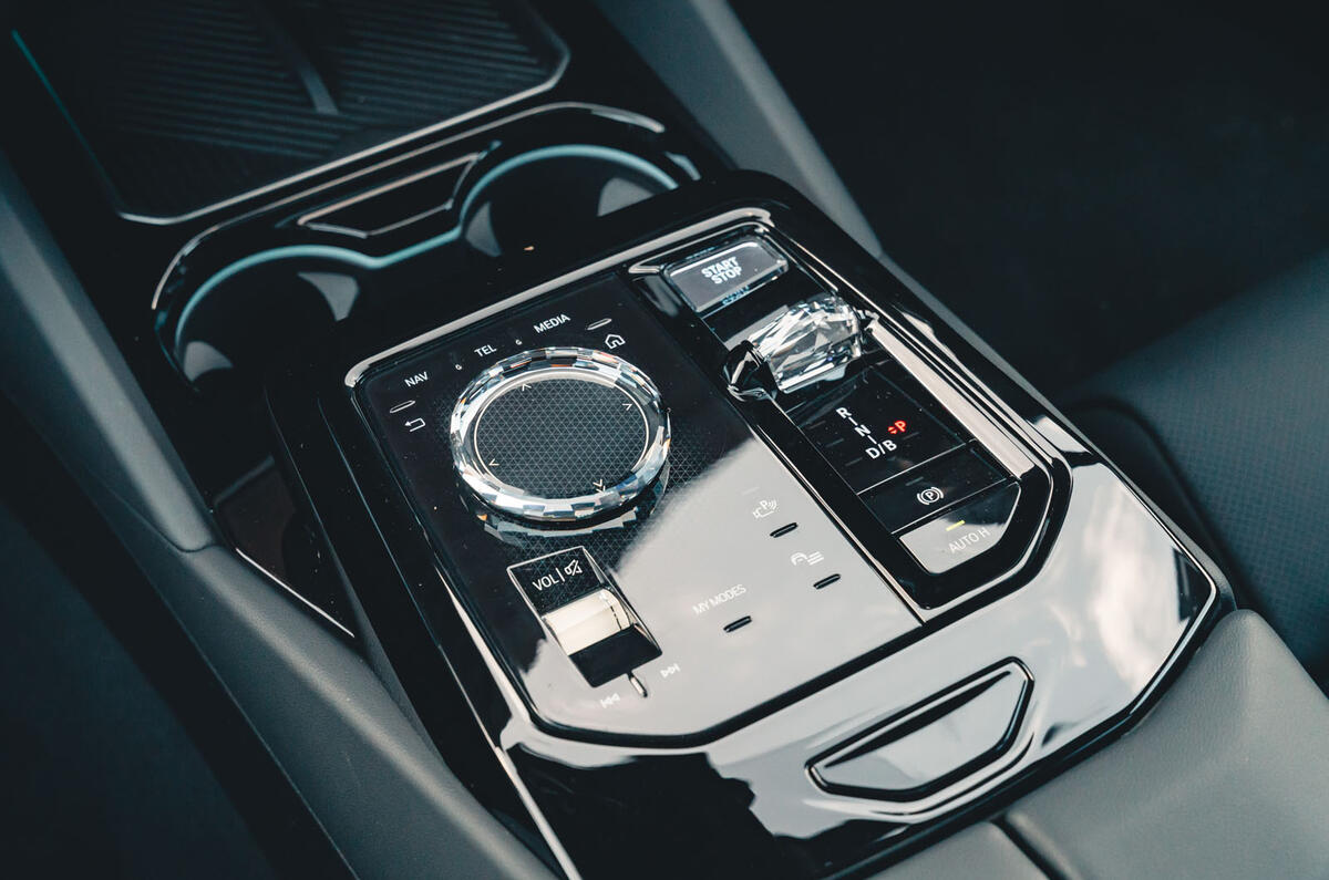 bmw i5 review 2023 10 centre console