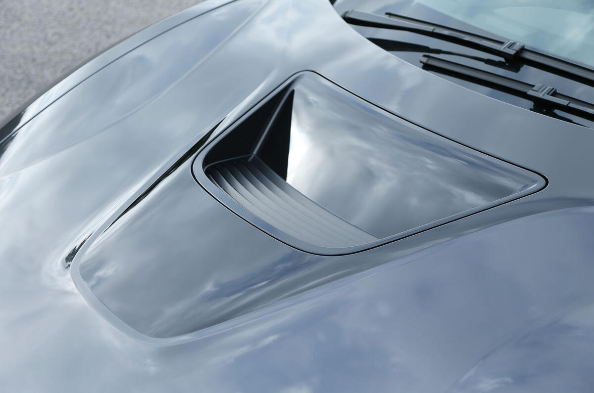 BMW i8's bonnet scoop