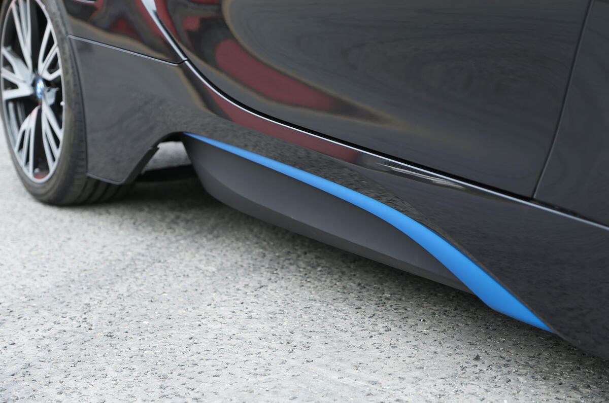 BMW i8 electric blue side skirt