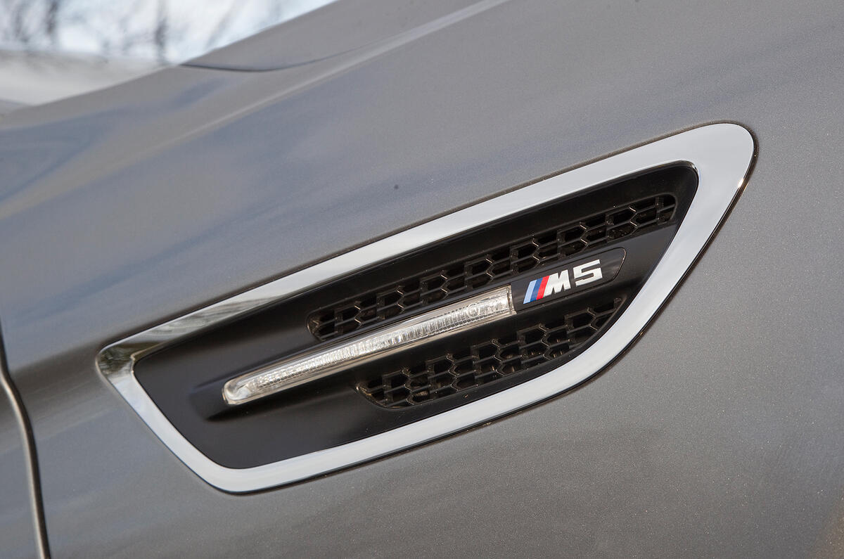 Front gills are functional and vent hot air from engine bay Front gils on BMW M5