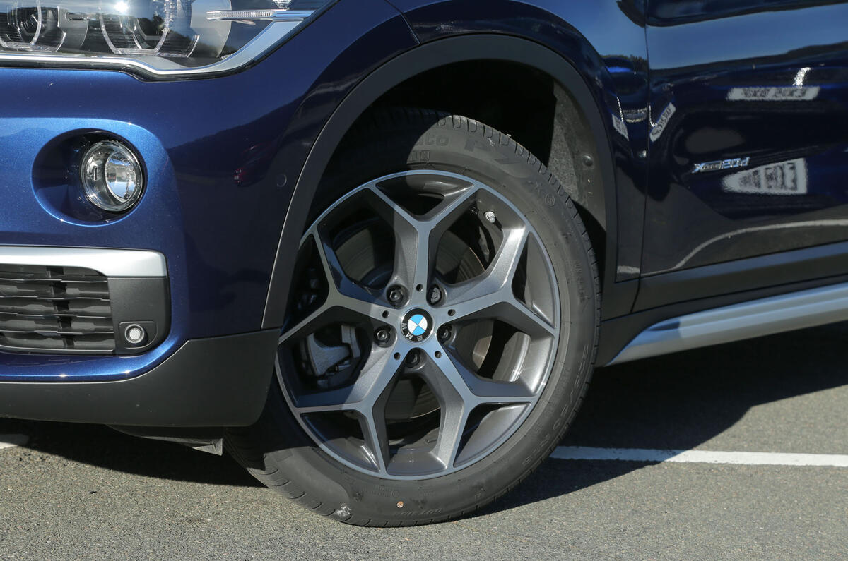 La gamme BMW X1 commence avec des jantes en alliage de 17 pouces, 18 pouces de série sur les voitures xLine, et 19 pouces de série sur les voitures xLine. 