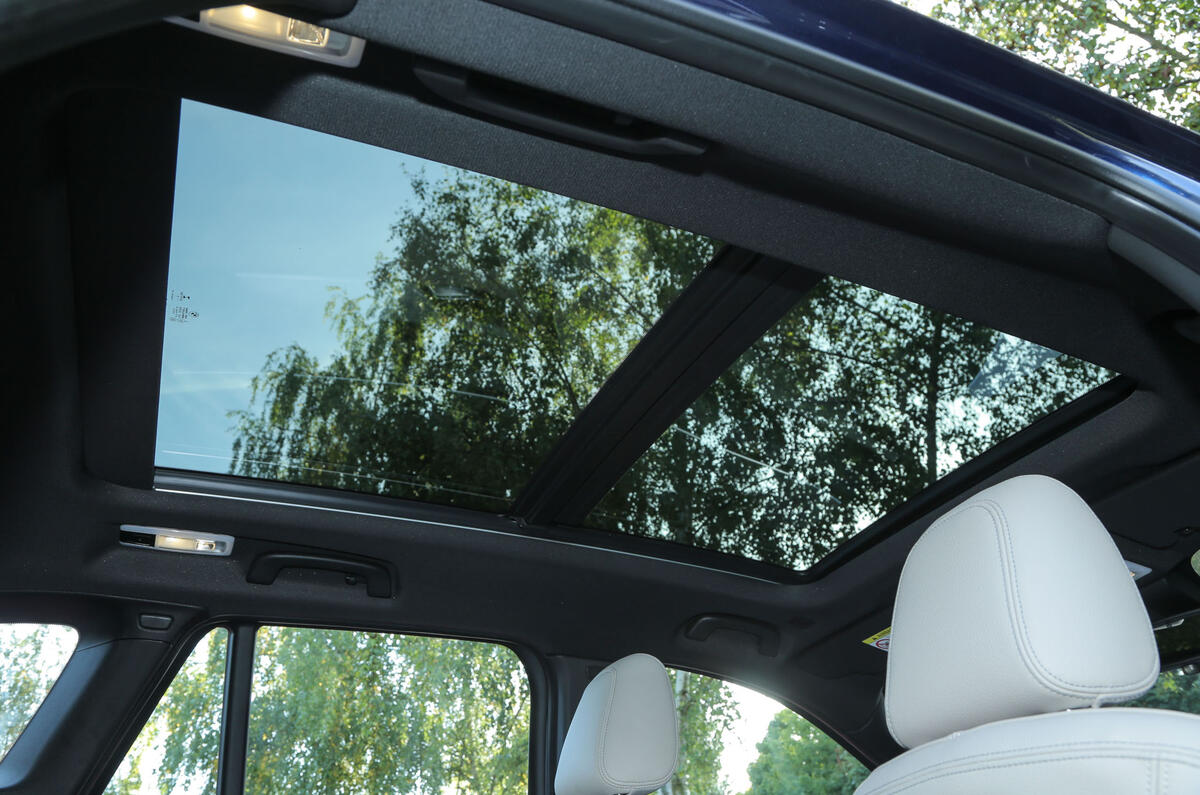 Le toit ouvrant panoramique en option sur la BMW X1