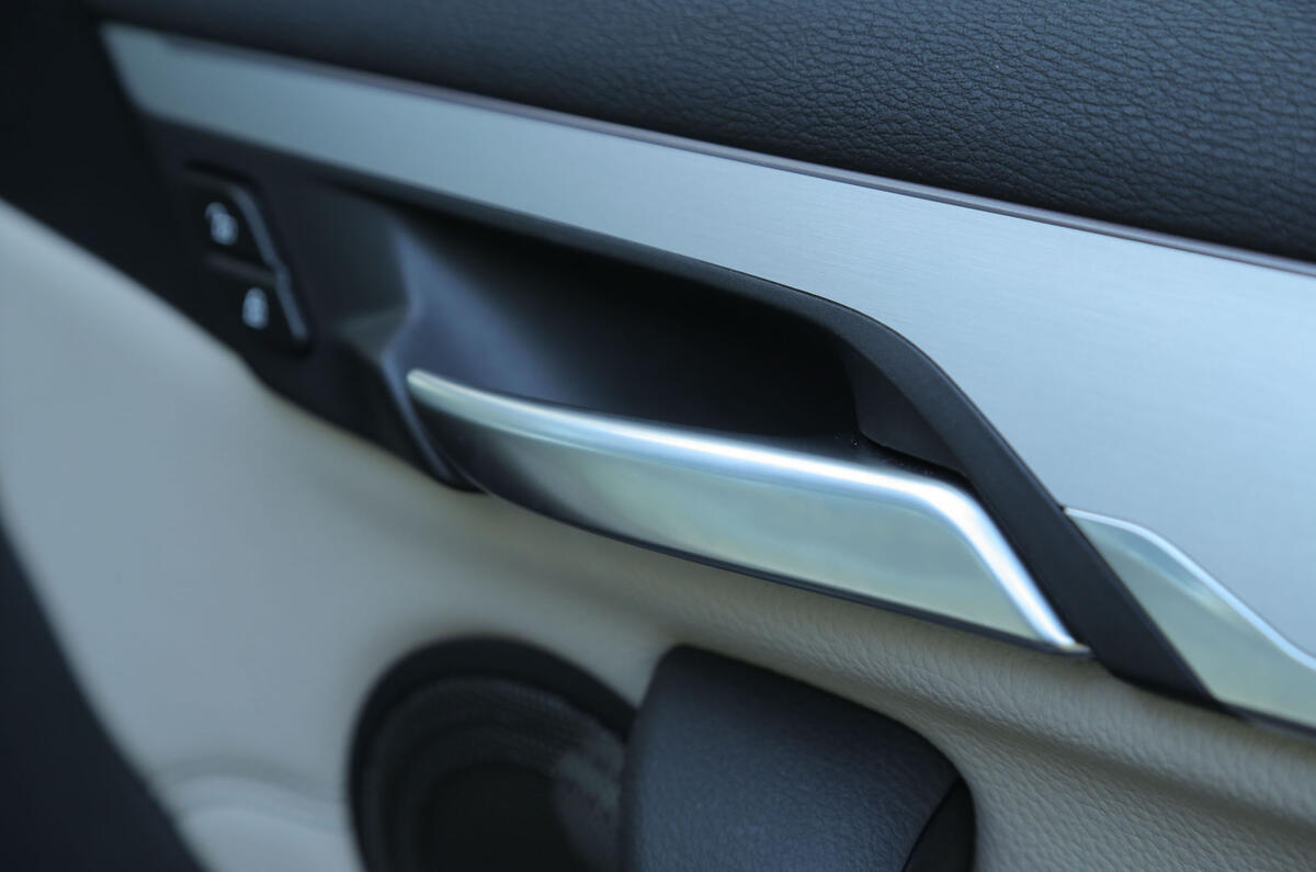 Les poignées de porte chromées de la BMW X1 apportent une touche de qualité