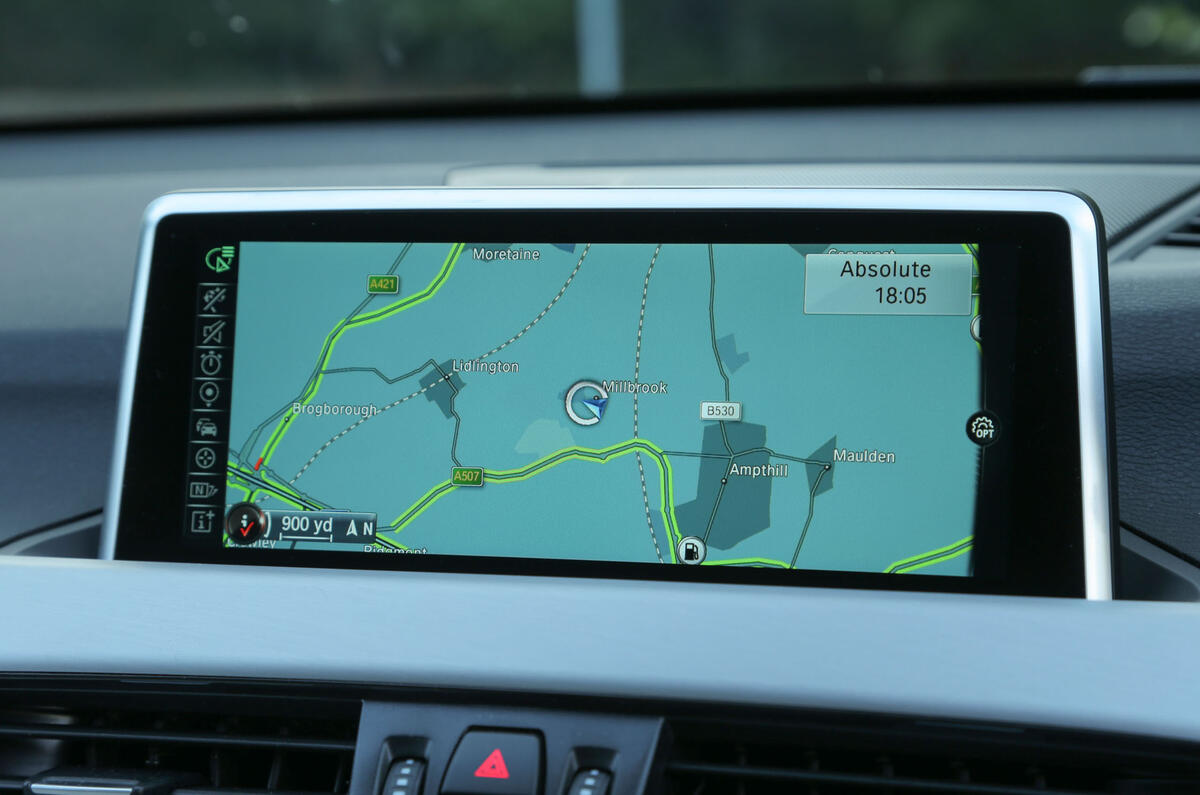Gros plan sur l'écran large iDrive de la BMW X1