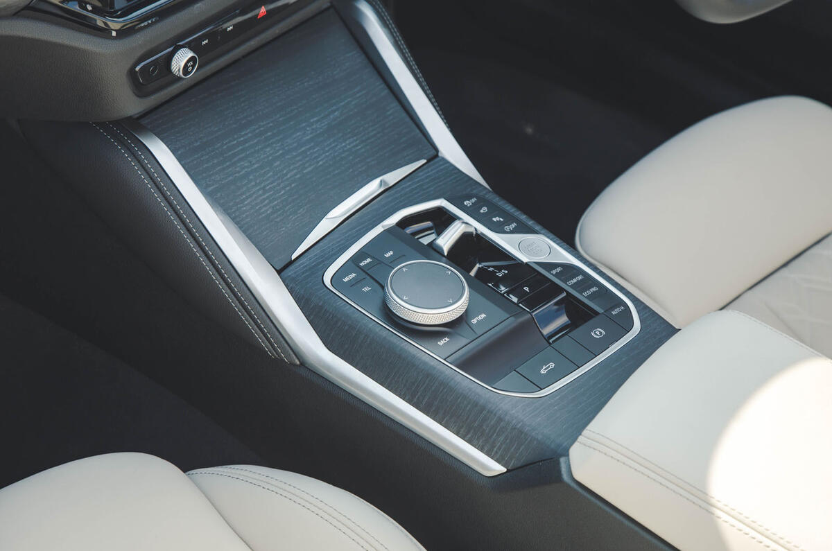 BMW M440i Cabriolet in blue   centre console BMW M440i Cabriolet in blue   centre console