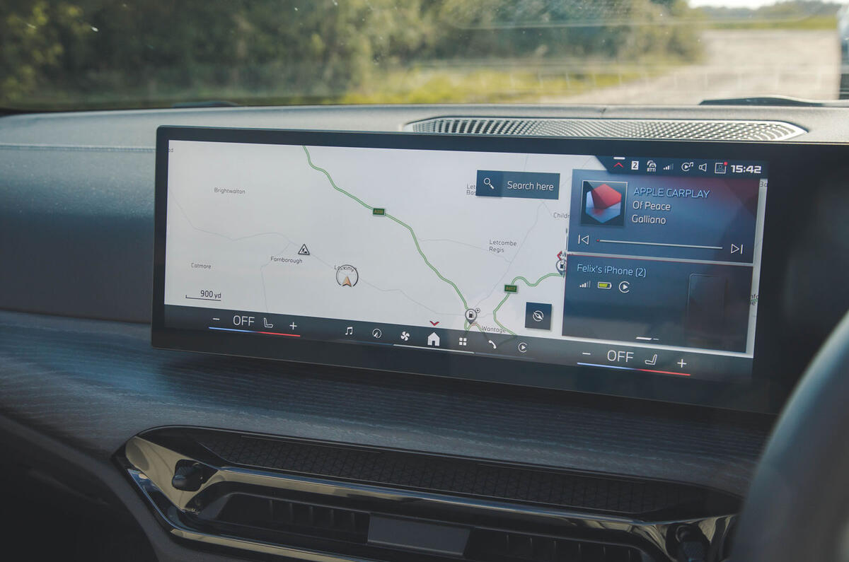 BMW M440i Cabriolet in blue   infotainment BMW M440i Cabriolet in blue   infotainment