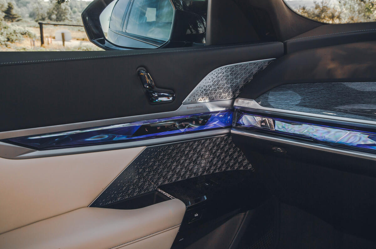 BMW M760e interior gadgets BMW M760e interior gadgets