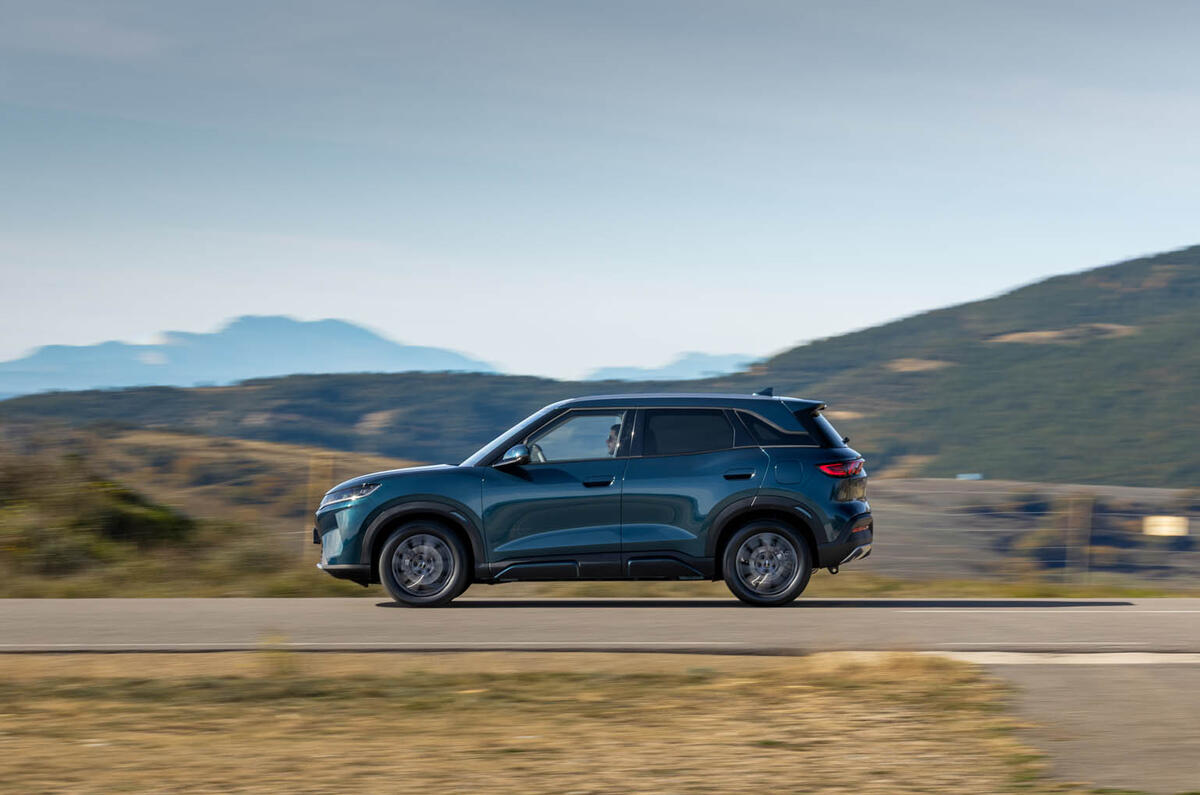 BYD Atto 2 DM i review 2025 002