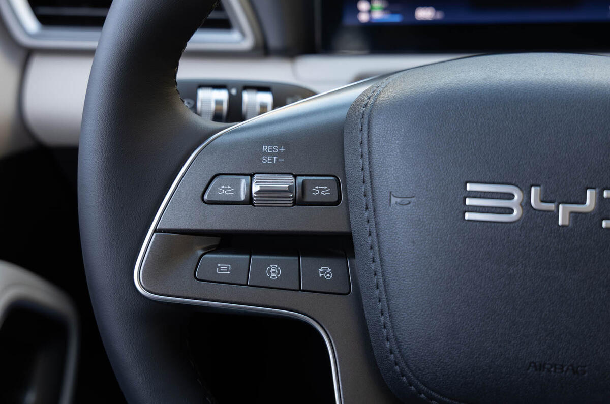 BYD Atto 2 DM i review 2025 011