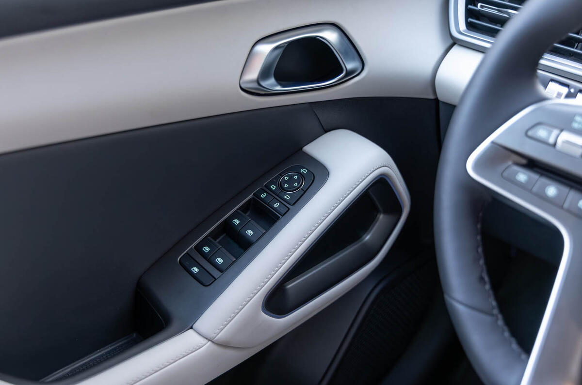 BYD Atto 2 DM i review 2025 012