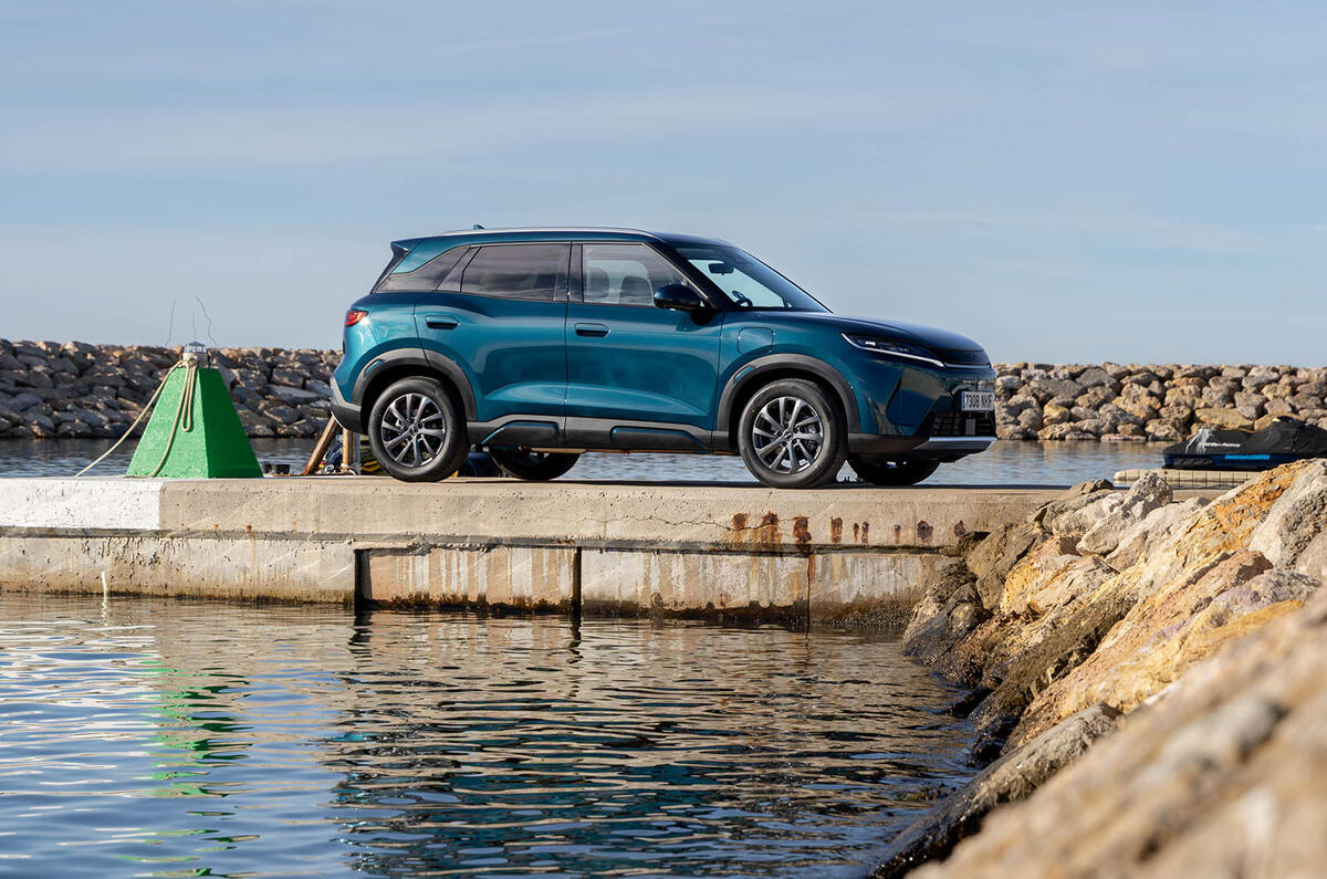 BYD Atto 2 DM i review 2025 025