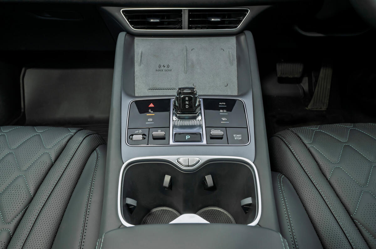 BYD Sealion 7 cupholders BYD Sealion 7 cupholders