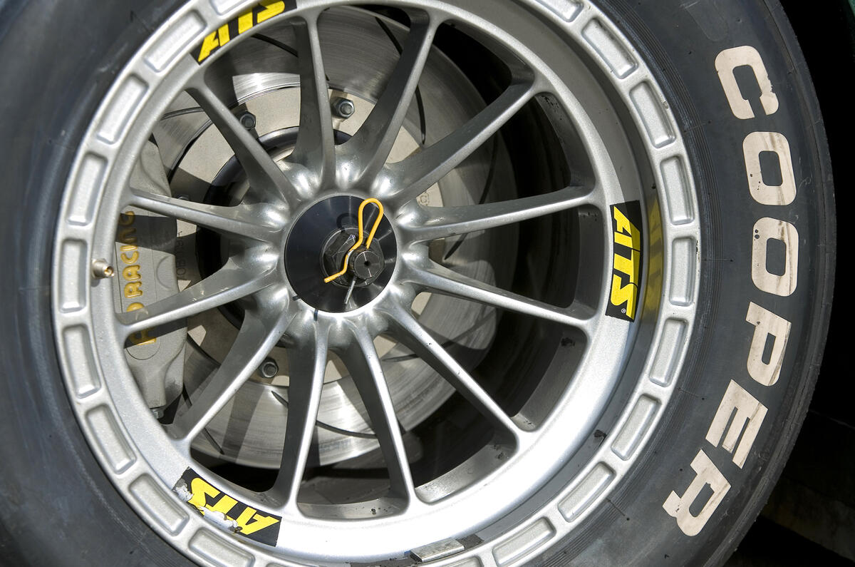 Formula 3-style Caterham SP300R wheels