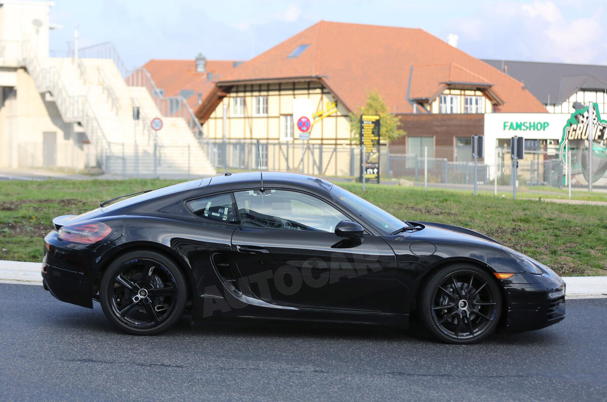 Facelifted Porsche Cayman spotted Facelifted Porsche Cayman spotted