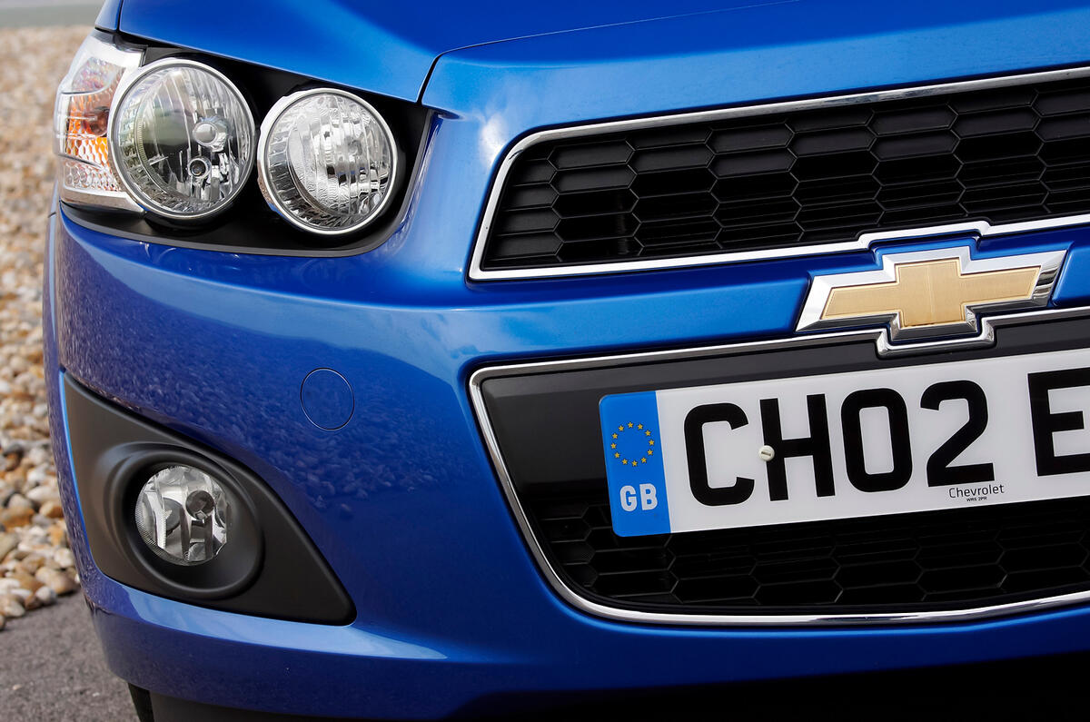A large grille, split by Chevrolet’s ‘bow tie’ badge, evokes Aveo Mk1 Chevrolet Aveo headlights