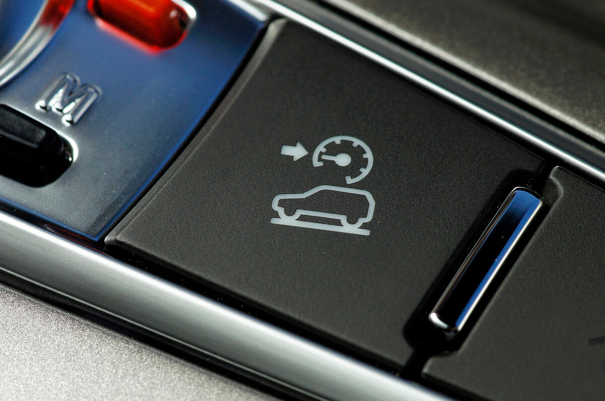 Hill descent control offers assistance on undulating terrain Chevrolet Captiva hill descent button