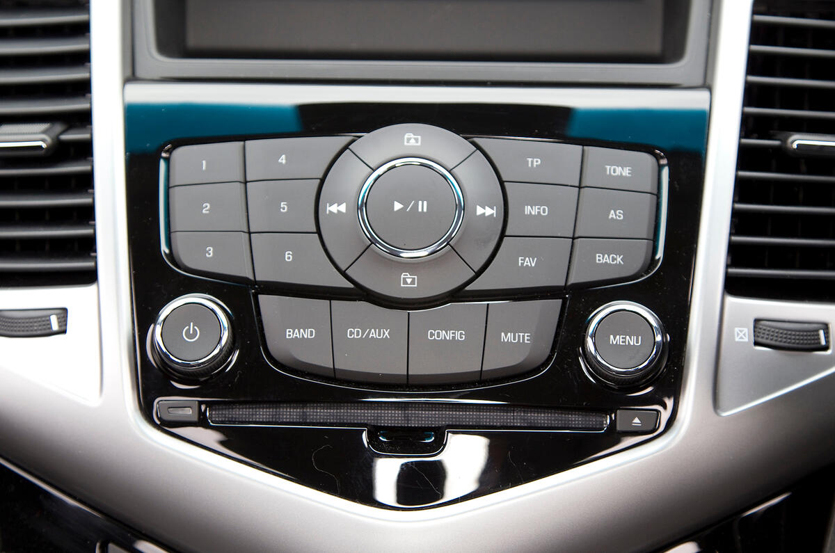 Chevrolet Cruze audio system buttons