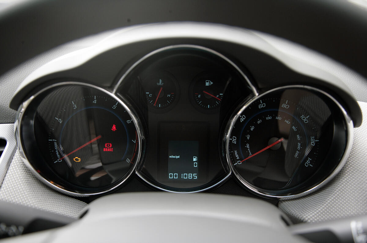 Chevrolet Cruze instrument cluster