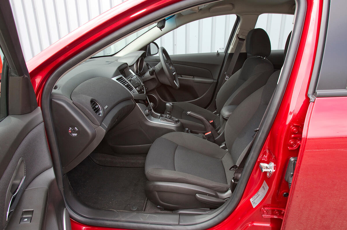 Chevrolet Cruze front seats