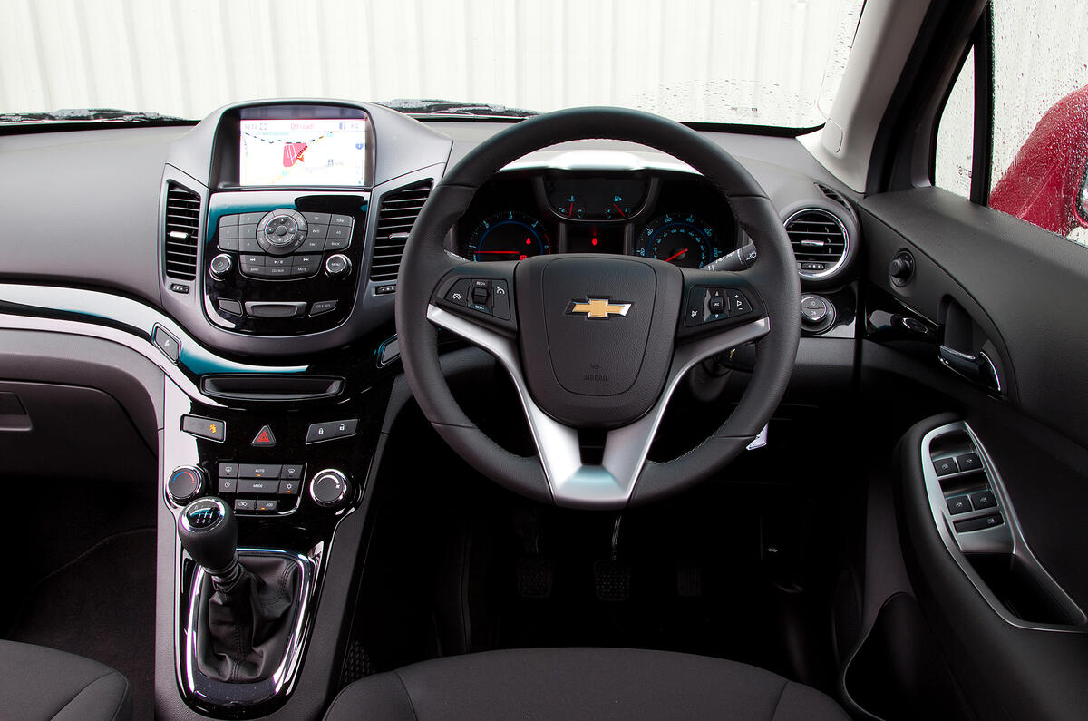 The steering wheel is a decent size and has a decent rim thickness Chevrolet Orlando interior