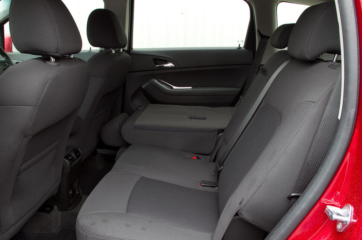 Middle bench offers sufficient space and tumbles at a single press of a button Chevrolet Orlando rear seats