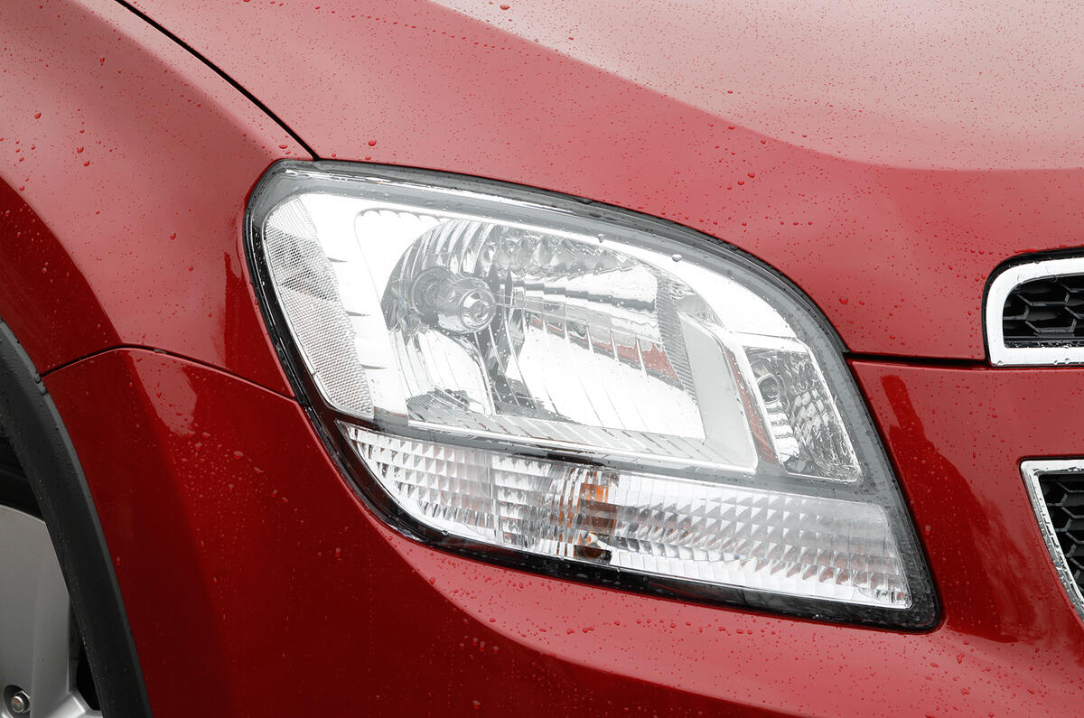 As has become fashionable, the headlights are oversized Chevrolet Orlando headlights