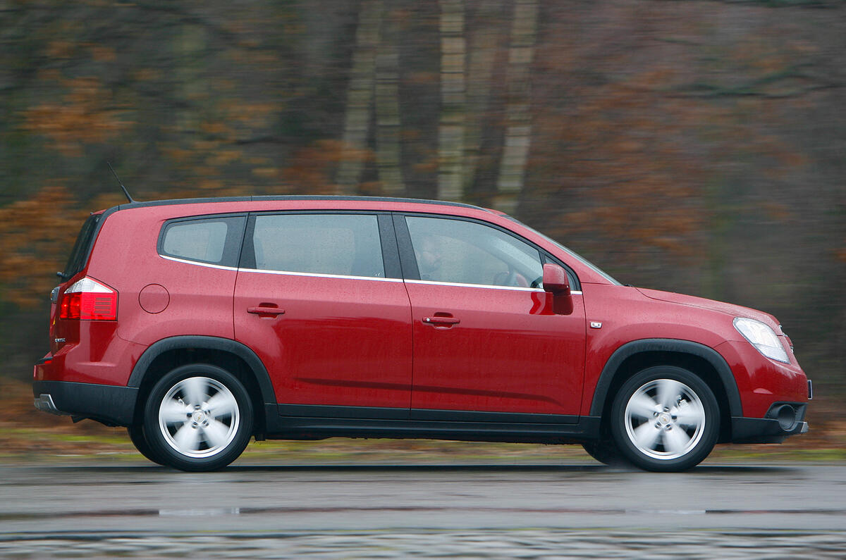 If you’re prepared to keep to a 70mph motorway cruise, you’ll get commendable fuel efficiency Chevrolet Orlando side profile