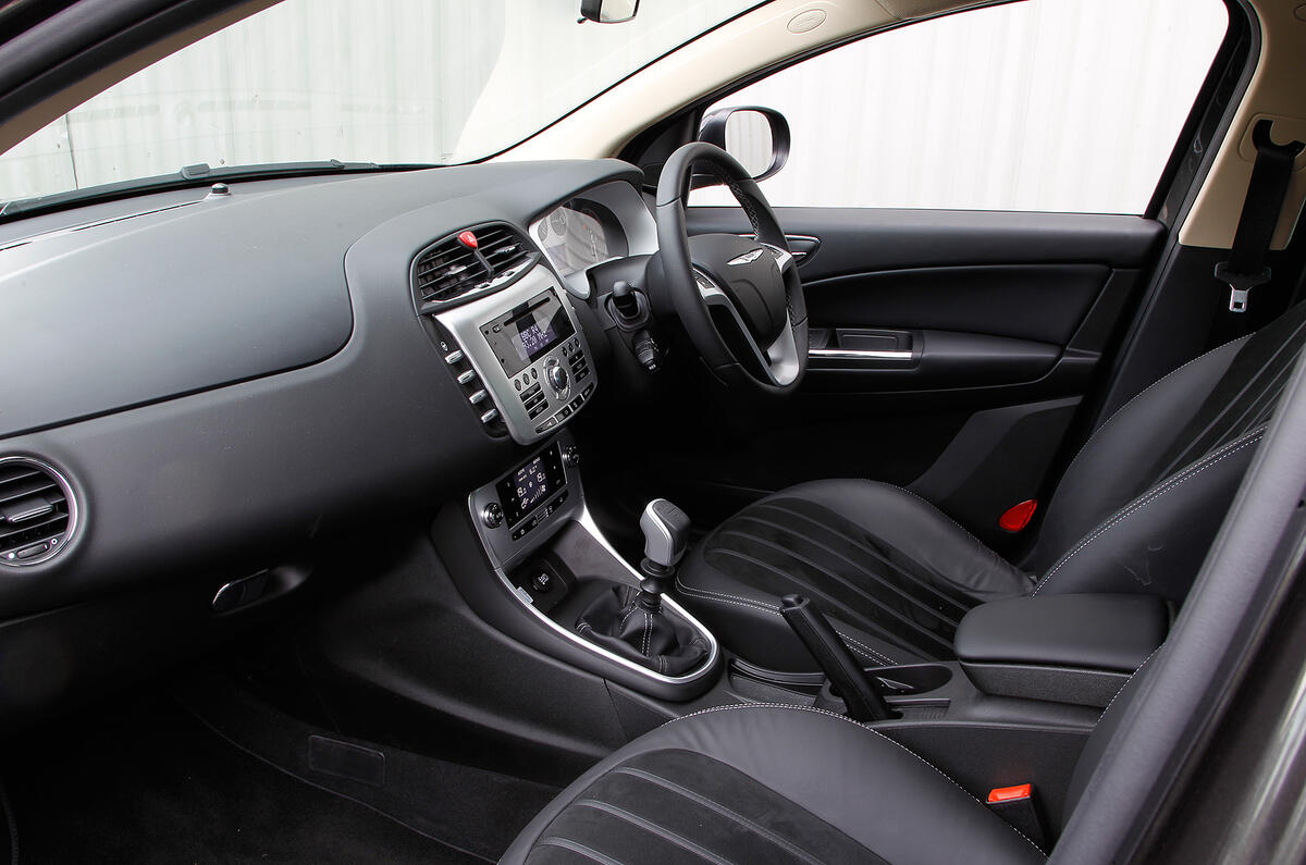 Chrysler Delta front seats