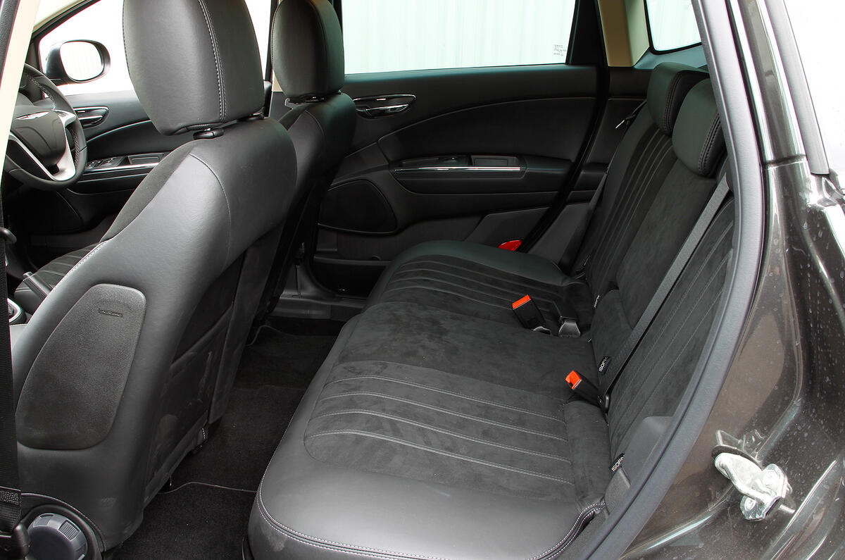 Chrysler Delta rear seats