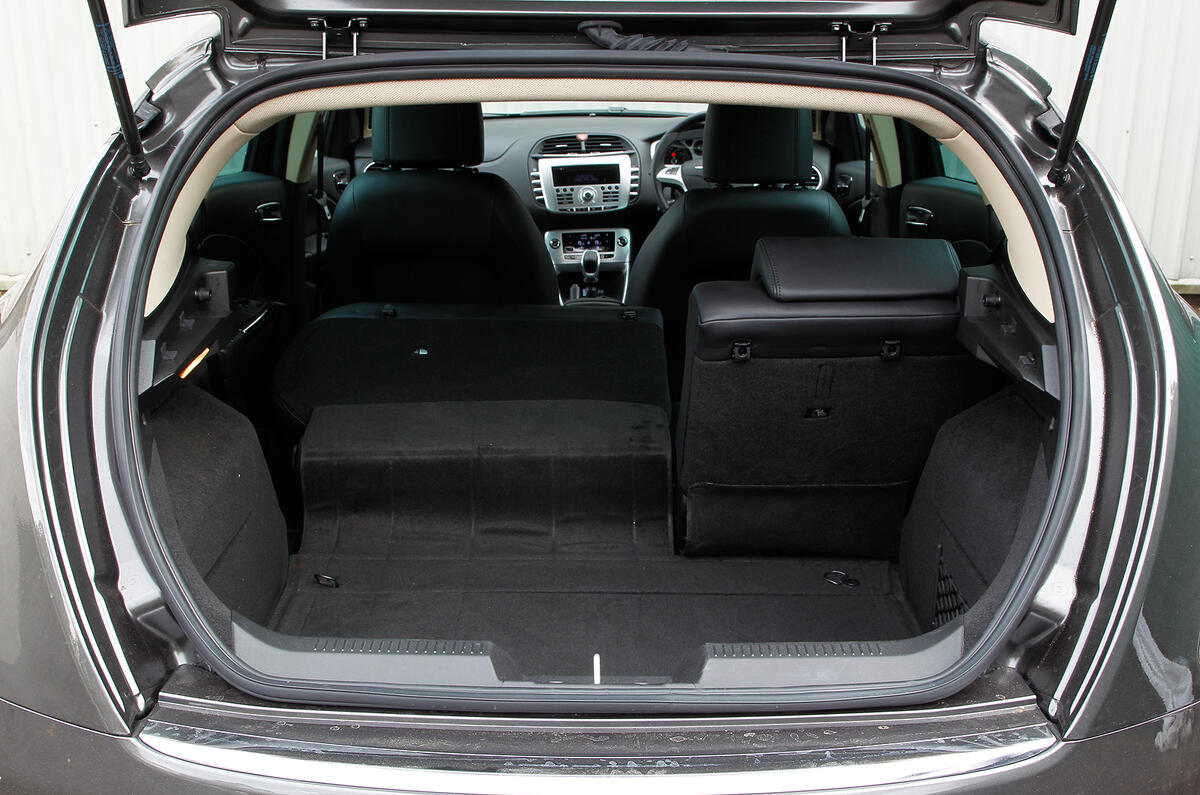 Chrysler Delta boot space