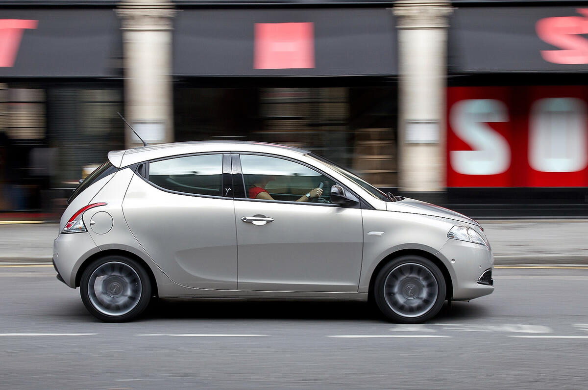 Chrysler Ypsilon side profile