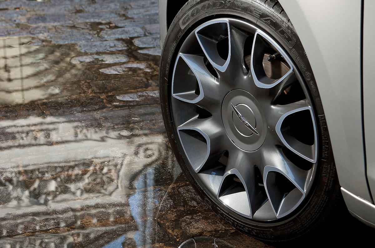 Chrysler Ypsilon alloy wheels