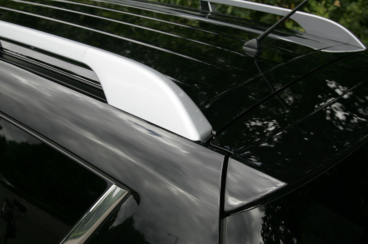 C-Crosser has an aluminium roof which helps to save 5kg in an area where it really matters Citroën C-Crosser roof rails