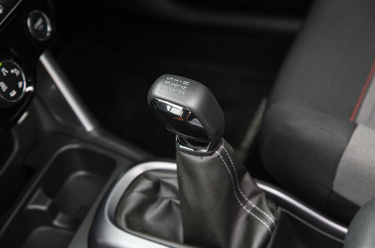 CItroen C3 Aircross 2018 review gear stick