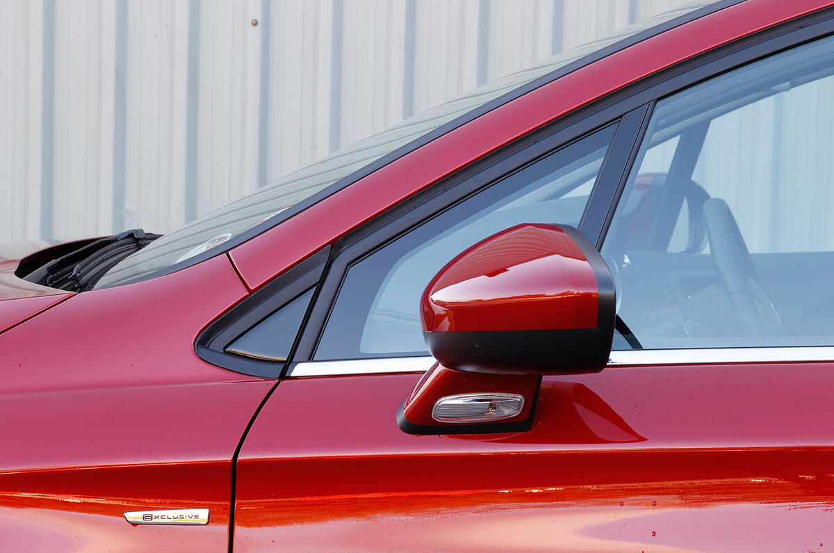 Exterior mirrors automatically fold into the body when the central locking is activated Citroën C4 wing mirrors