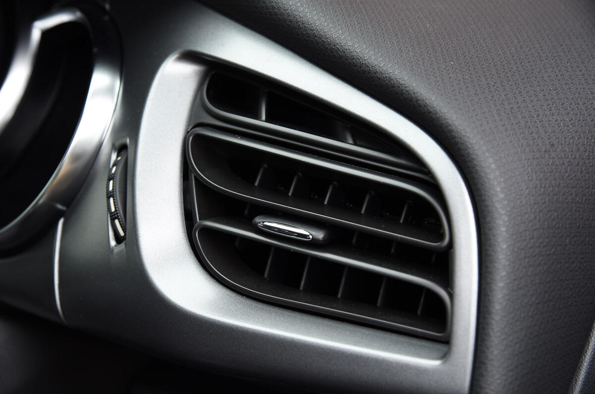 DS 3 chrome-lined air vents