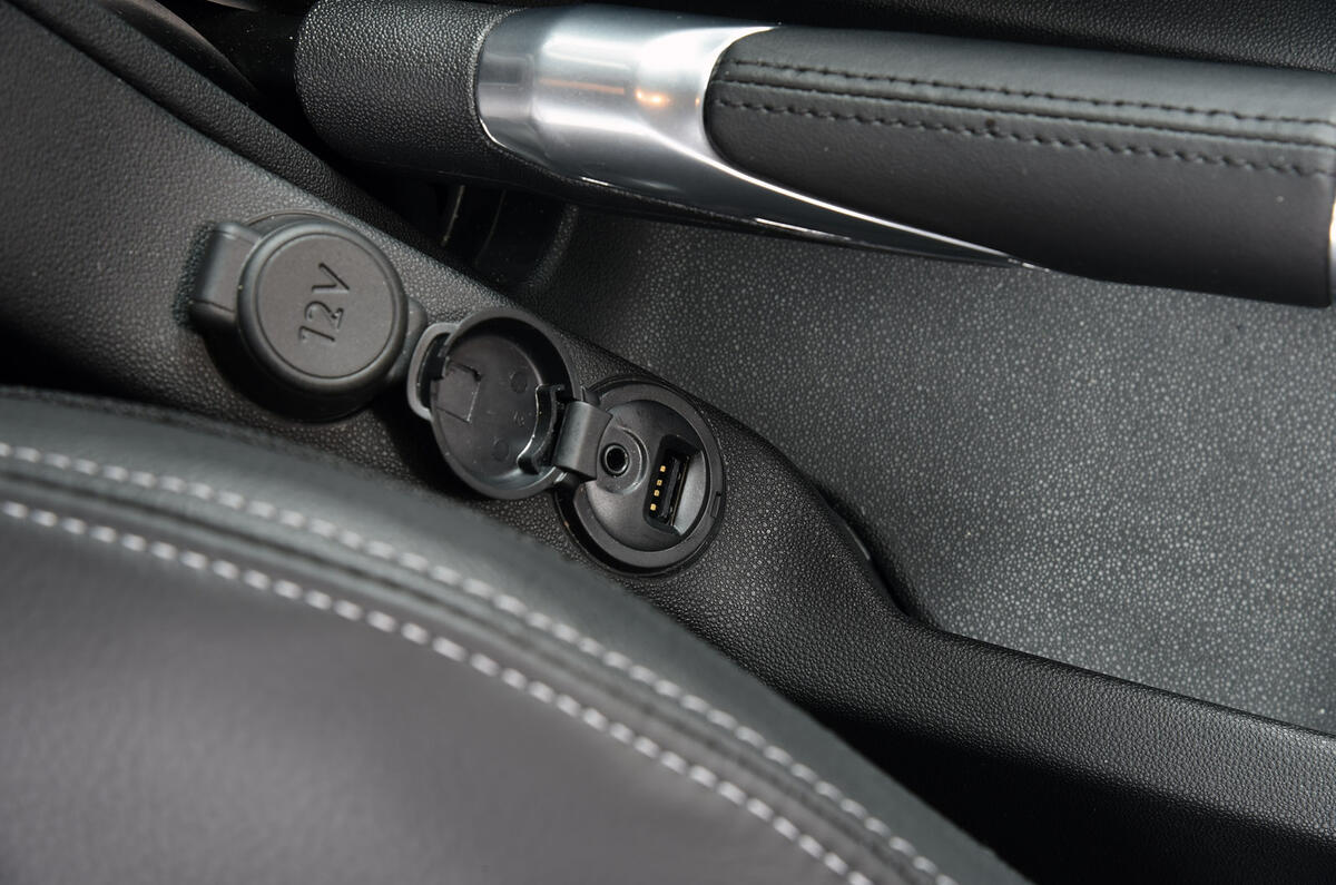 DS 3 USB and aux socket