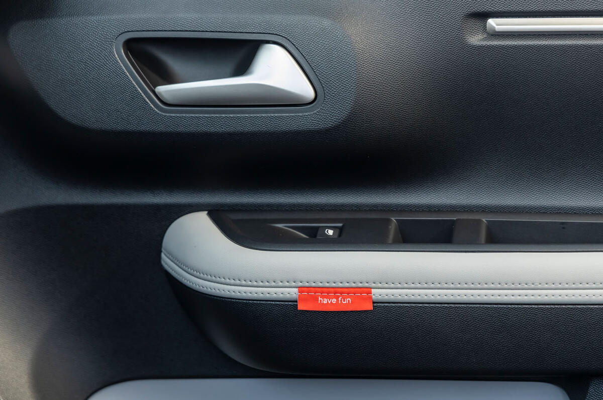 Citroen e C3 Aircross review 2025 017 door pull Citroen e C3 Aircross review 2025 017 door pull