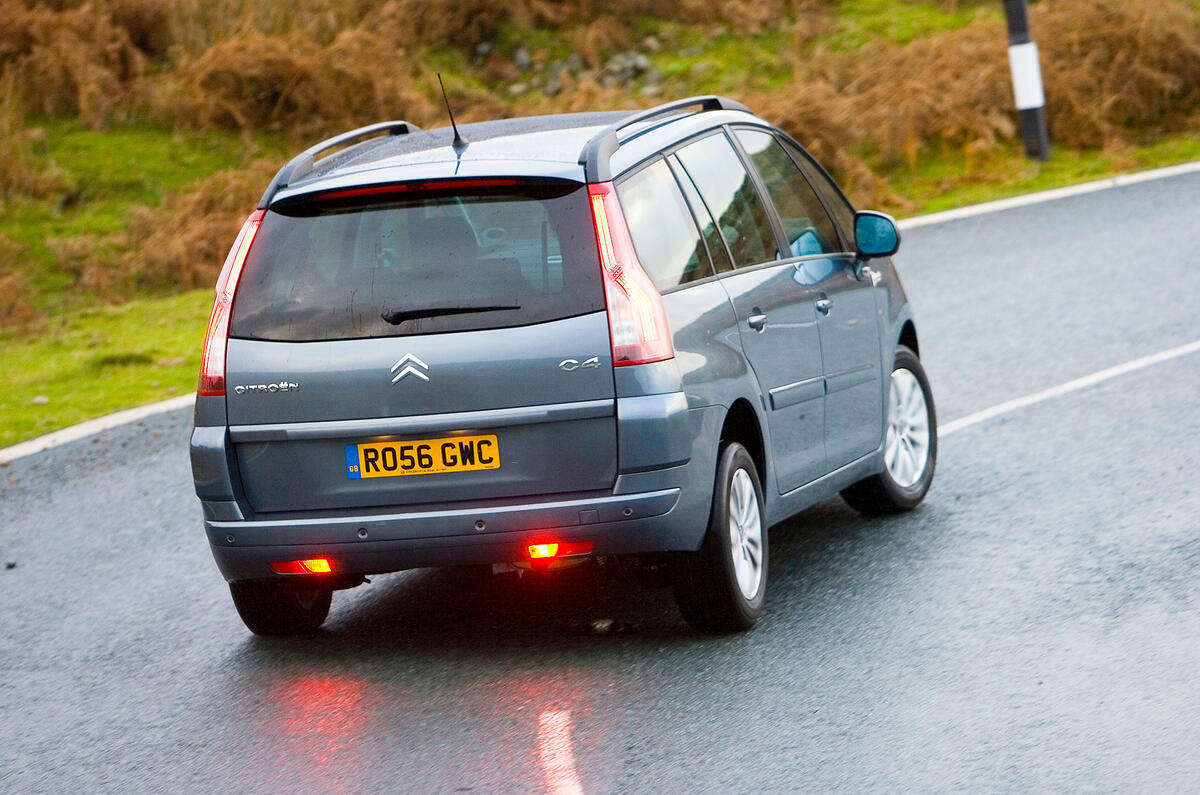 Self-levelling suspension is only standard on the Exclusive trim level Citroën Grand C4 Picasso cornering