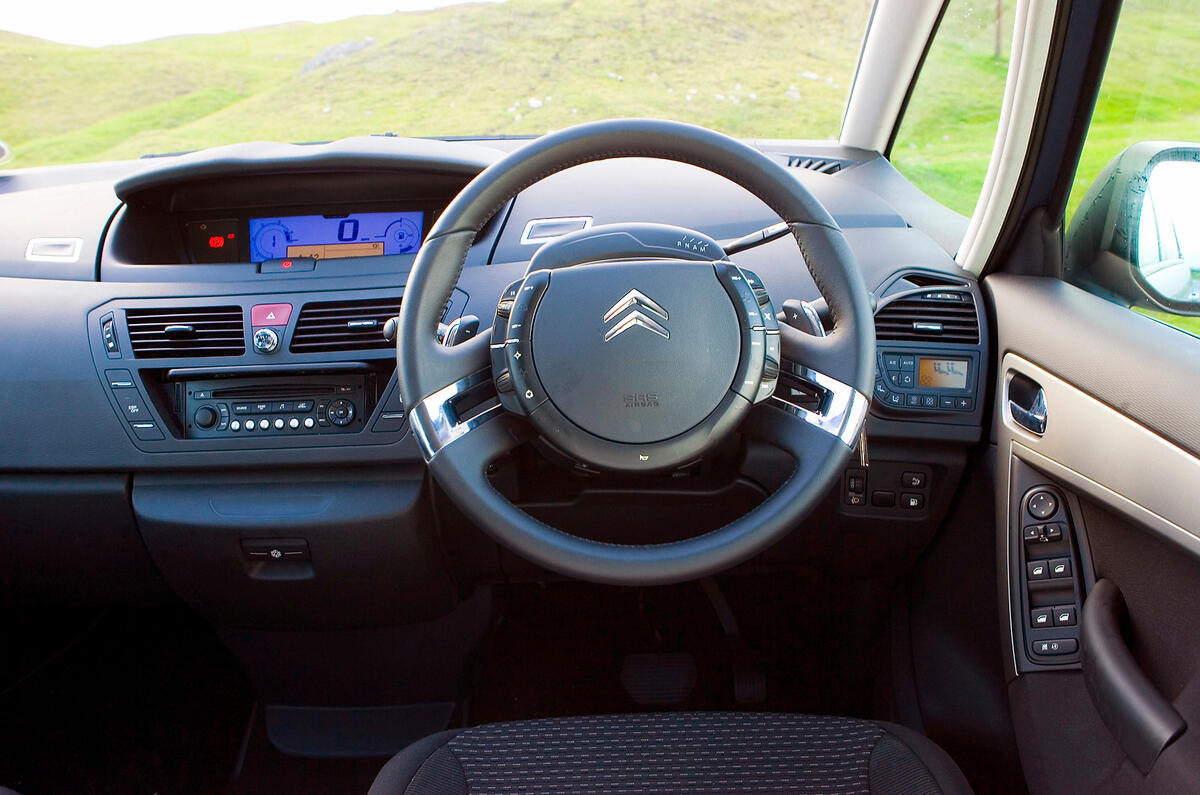 Steering wheel controls are difficult to interpret and fiddly to use Citroën Grand C4 Picasso interior