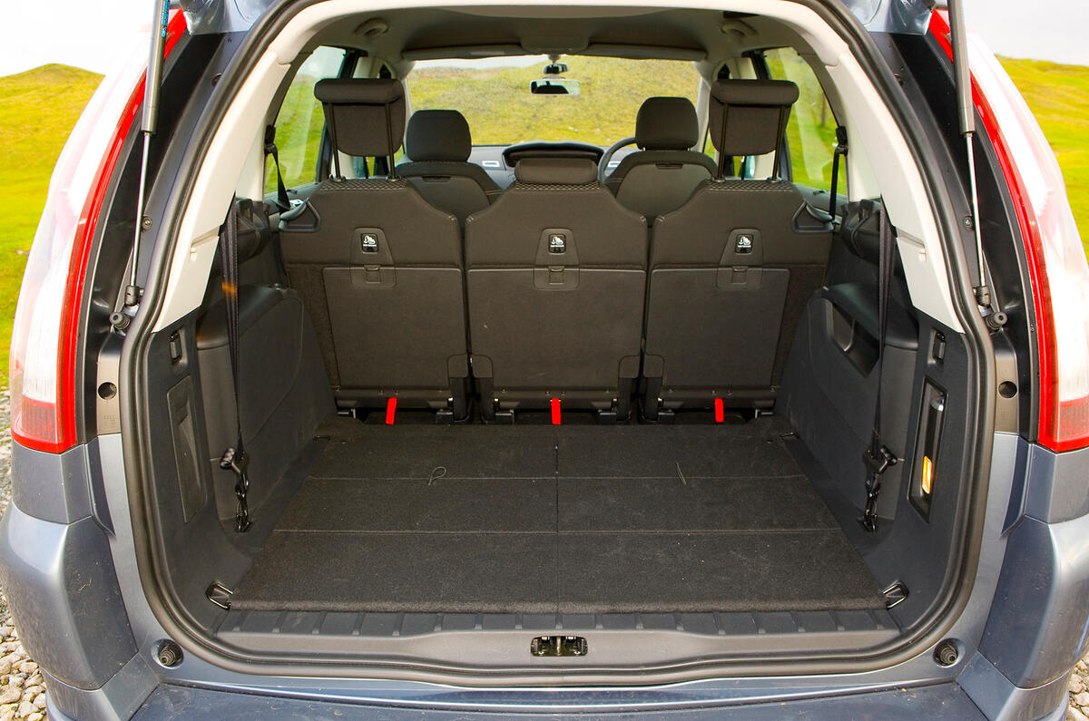 Boot space ranges from 576 to 1951 litres according to seat configuration  Citroën Grand C4 Picasso seat flexibility