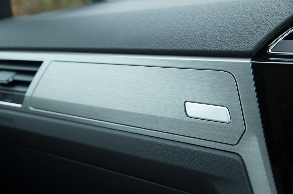 Volkswagen Touran glove box