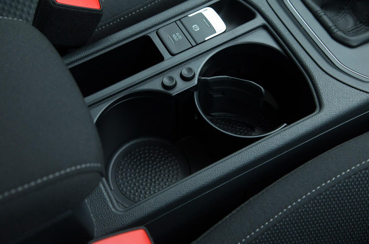 Volkswagen Touran cupholders